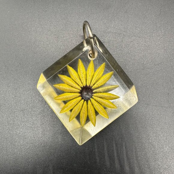 Vintage Carved Lucite Pendant Key Ring Yellow Daisy Flower Power 1970s Retro - Picture 4 of 11